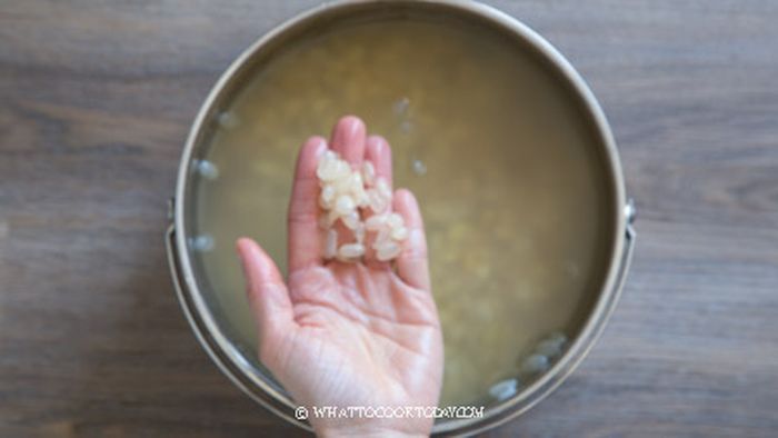 Kulit dari kacang kedelai akan naik ke permukaan. Kulit kedelai terlihat transparan dengan warna sedikit putih.
