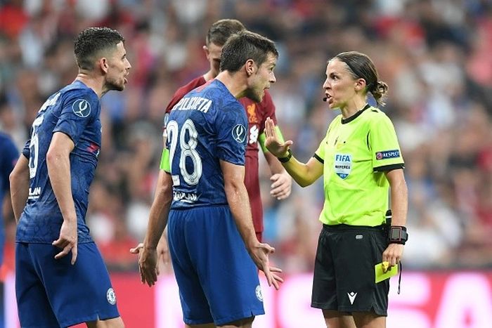 Stephanie memimpin final Super Cup 2019 antara Chelsea dan Liverpool.