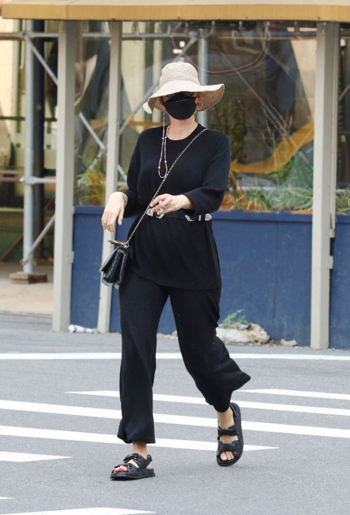 Blake Lively pakai ugly sandal