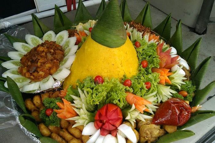 Nasi tumpeng kuning