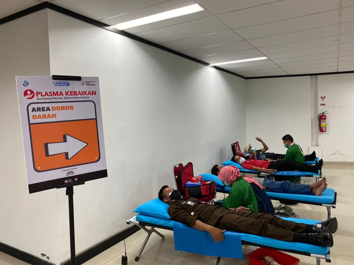 Pengambilan sample darah dan skrining donor plasma di Sentra Peduli KG