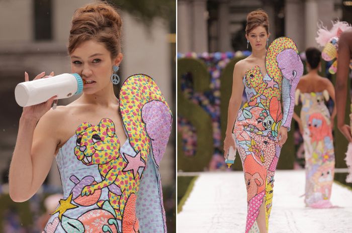 Gaya unik Gigi Hadid membawa botol susu pada fashion show Moschino di New York Fashion Week Spring Summer 2022.