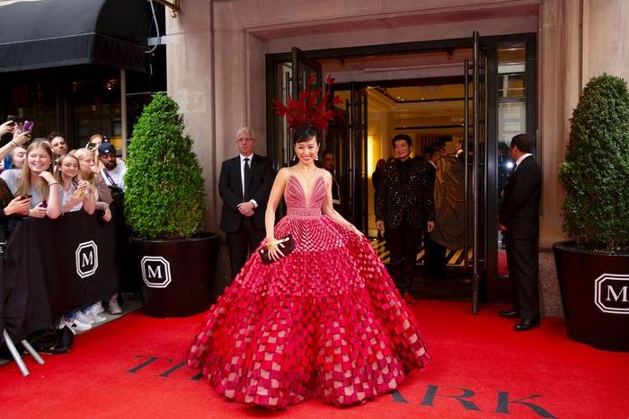 Coral Chung mengenakan gaun karya Sebastian Gunawan di Met Gala 2019