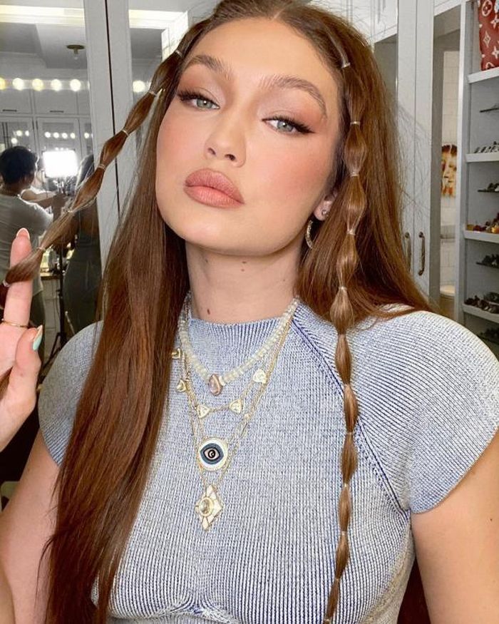 Gigi hadid dalam tatanan rambut bubble braids dan ponytails