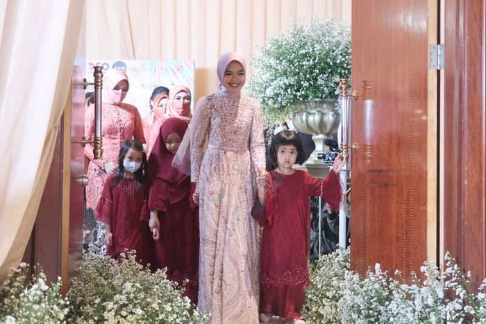 Intip Gaun Lamaran Ria Ricis seperti Putri Raja yang Bikin Pangling ...