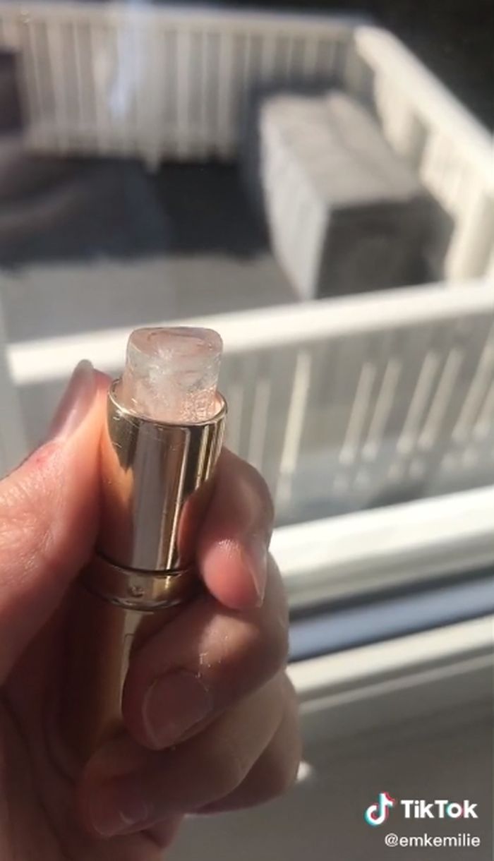 Lipstick ice roller untuk mengempiskan mata bengkak