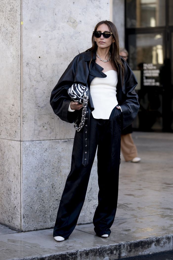 Ide outfit dengan pouch animal print.