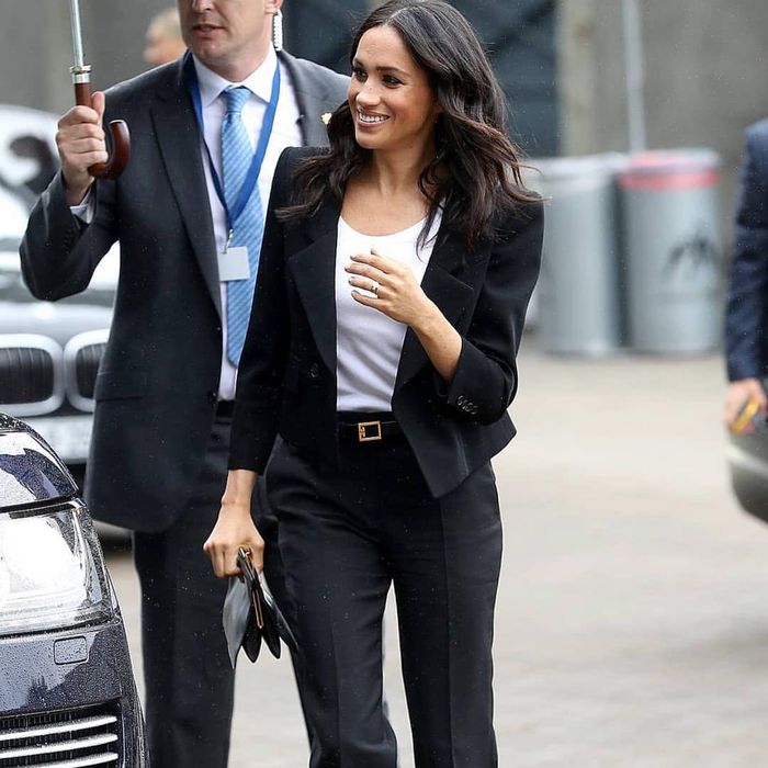 Inspirasi gaya fashion ke kantor ala Meghan Markle
