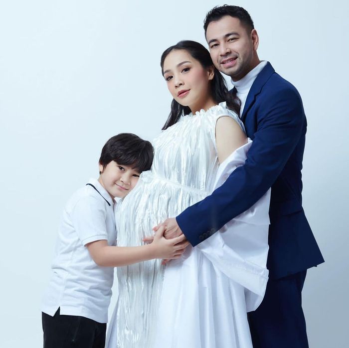 Tampil anggun dengan gaun putih