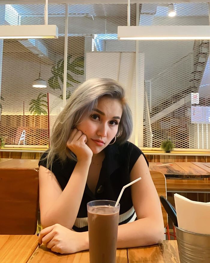 Tampil simpel dengan atasan hitam