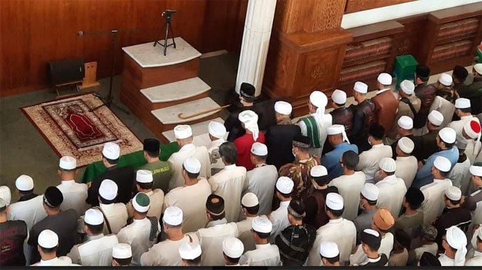 Jenazah Ameer Azzikra disholatkan pada Senin (29/11/2021) pagi ini.