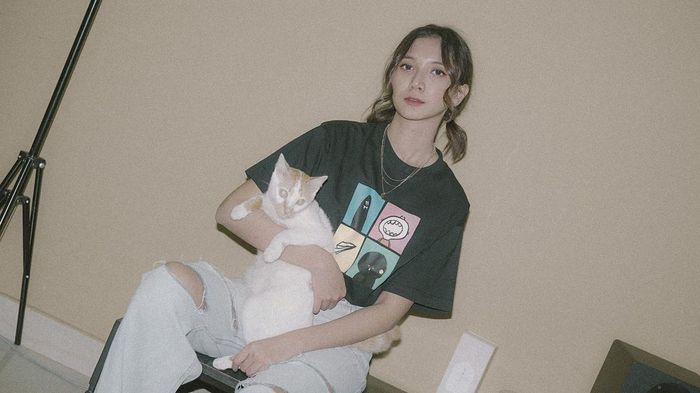 Tampil simpel dengan t-shirt hitam