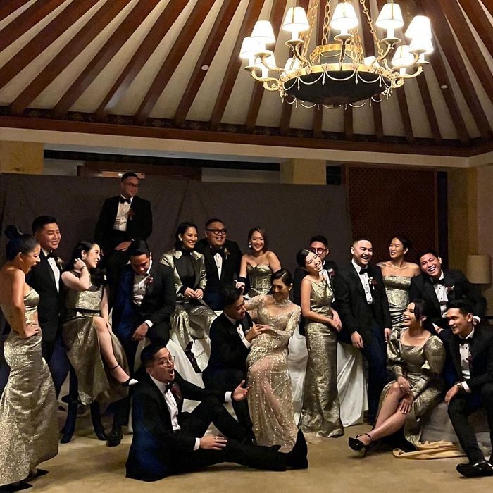 Gaya bridemaids dan groomsman Vidi Aldiano dan Sheila Dara.
