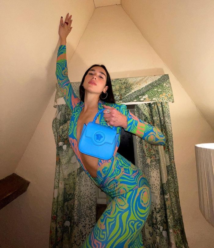 Gaya artis Hollywood saat memakai catsuit. 