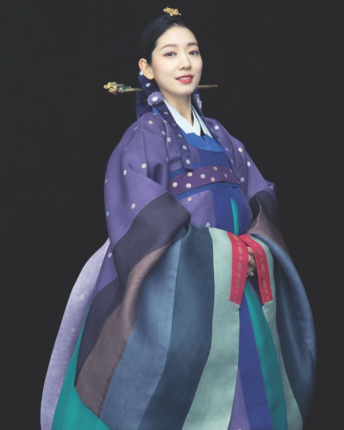 Park Shin Hye mengenakan hanbok.