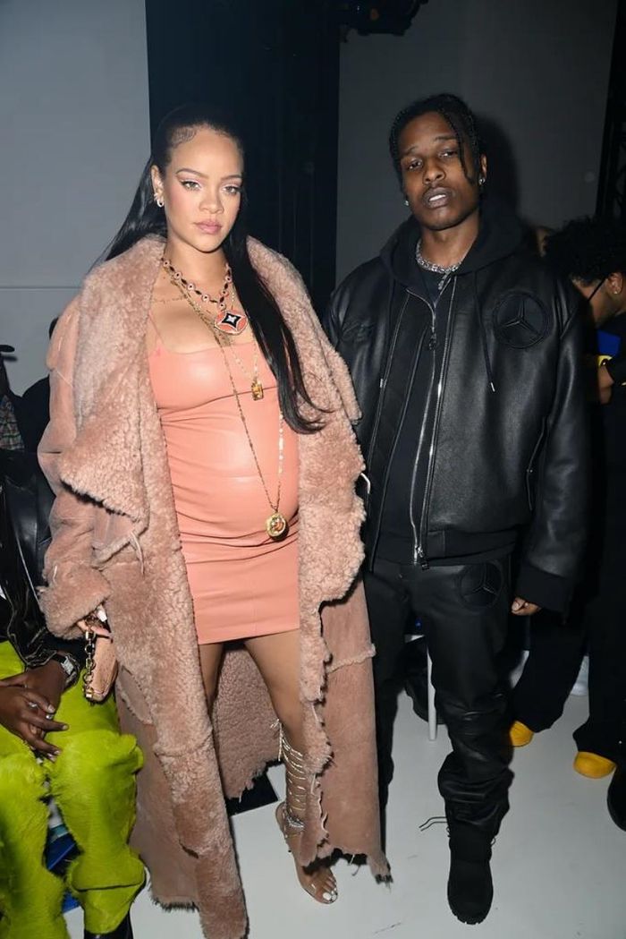 Rihanna saat menghadiri pertujukan Off White di Paris Fashion Week.