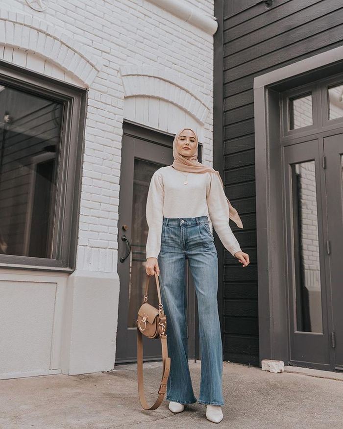 Flare jeans dengan blouse.