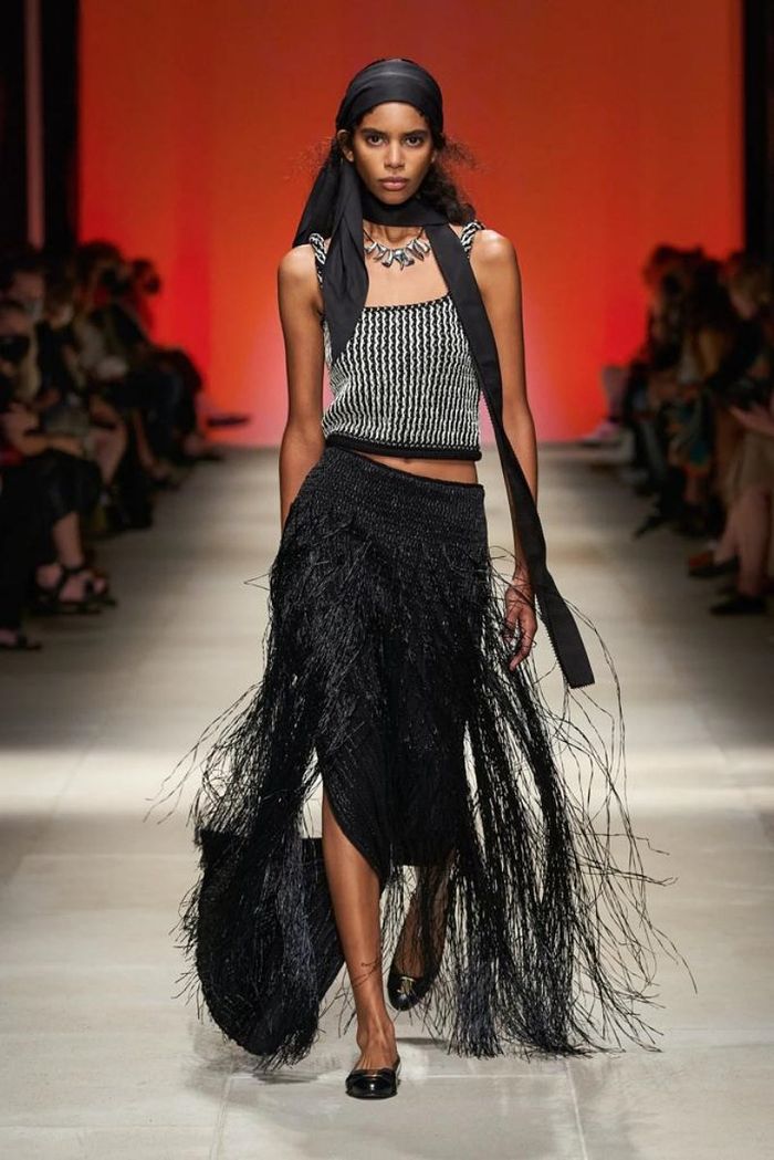 Brand fashion mwah yang keluarkan koleksi fringe - Salvatore Ferragamo