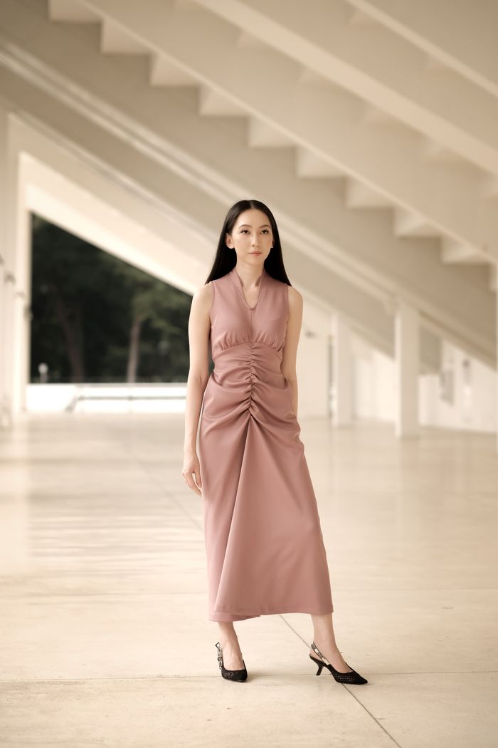 Christie Basil, desainer ATVEZZO, kenakan sleeveless dress dengan detail kerut di bagian perut.
