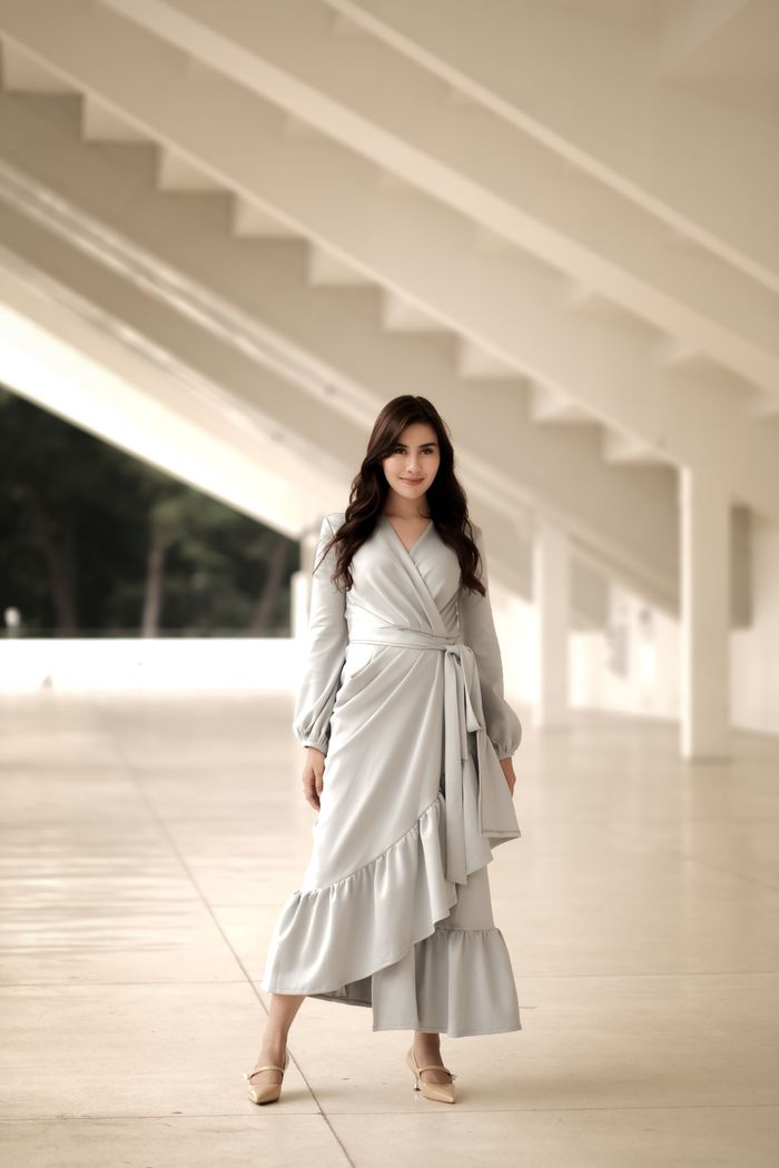 Syahnaz Sadiqah kenakan wrap dress ATVEZZO warna Icy Blue.