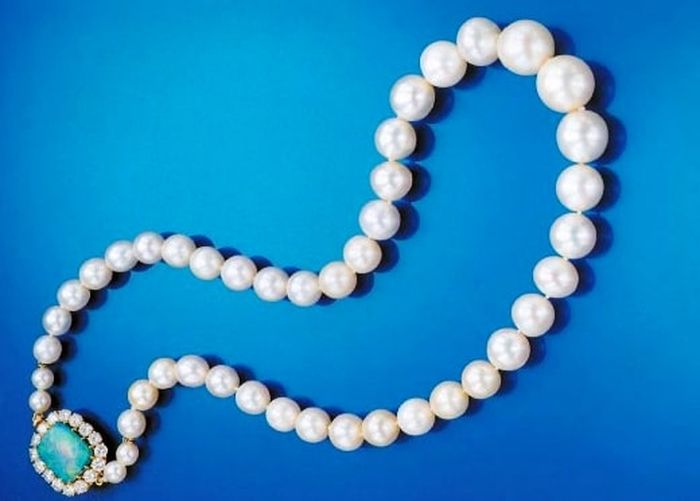 Kalung termewah - Marie Antoinette-Barbara Hutton Pearl Stand Necklace.