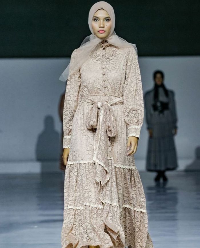 Inspirasi baju Lebaran dari Barli Asmara di Muslim Fashion Week 2022.
