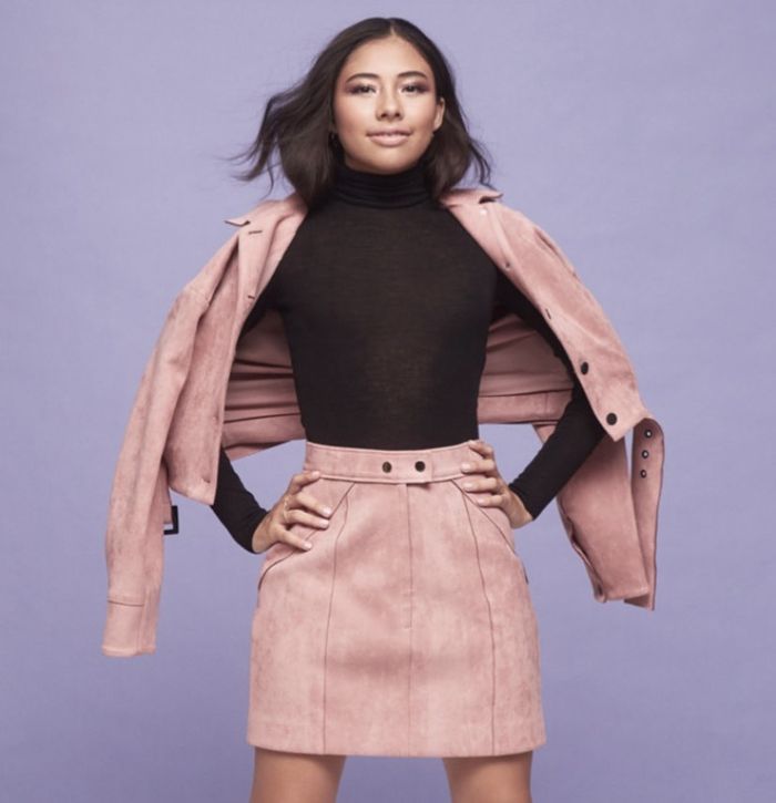 Gaya elegan Xochitl Gomez untuk sesi pemotretan.