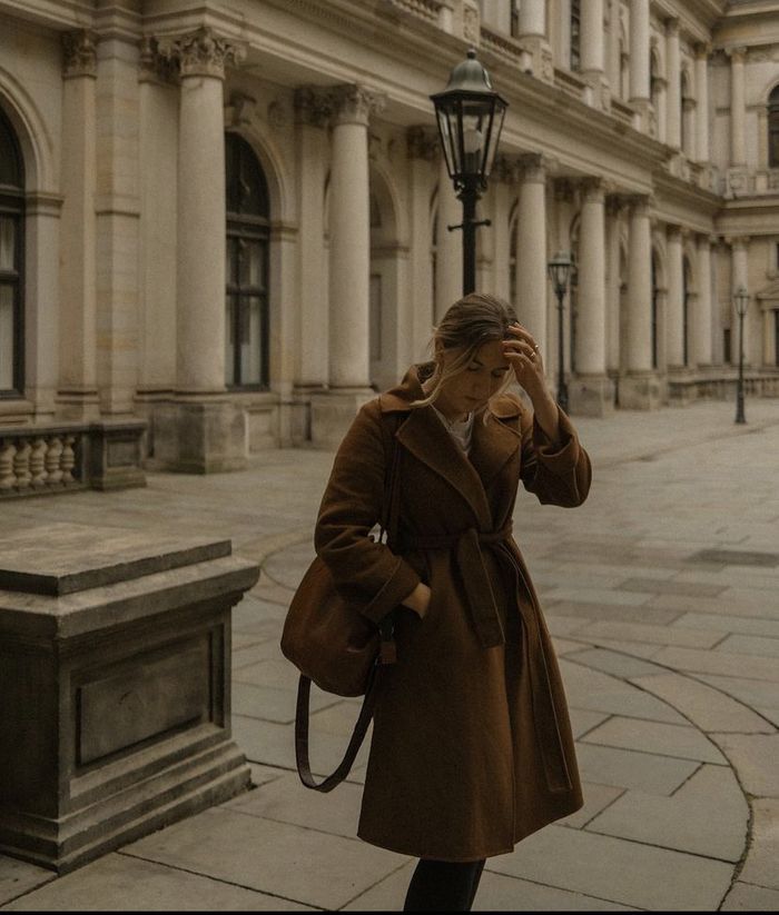 Inspirasi academia style dengan trenchcoat.