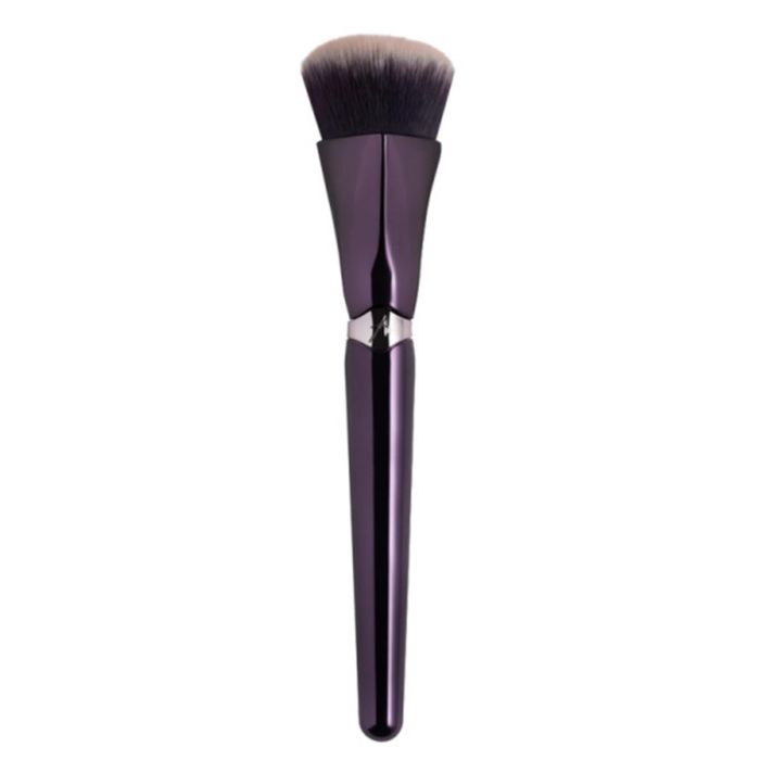 Jenis makeup brush esensial: Foundation Makeup Brush.