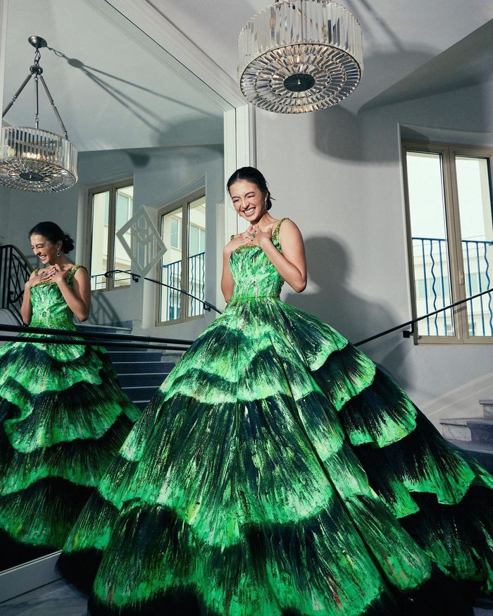 Gaun glow in the dark dari Michael Cinco