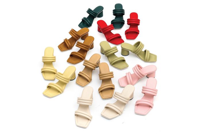 Produk sandal Amazara.