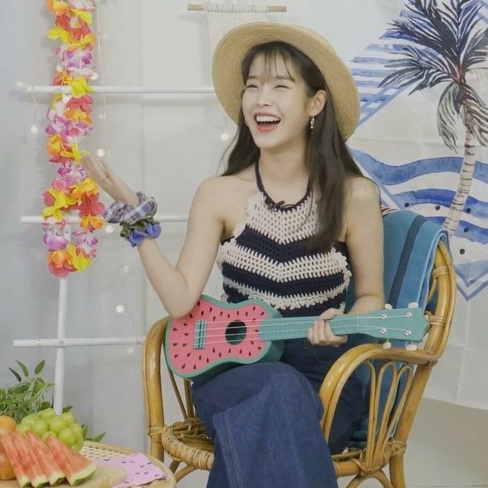 IU mengenakan crochet clothing dengan model halter neck.