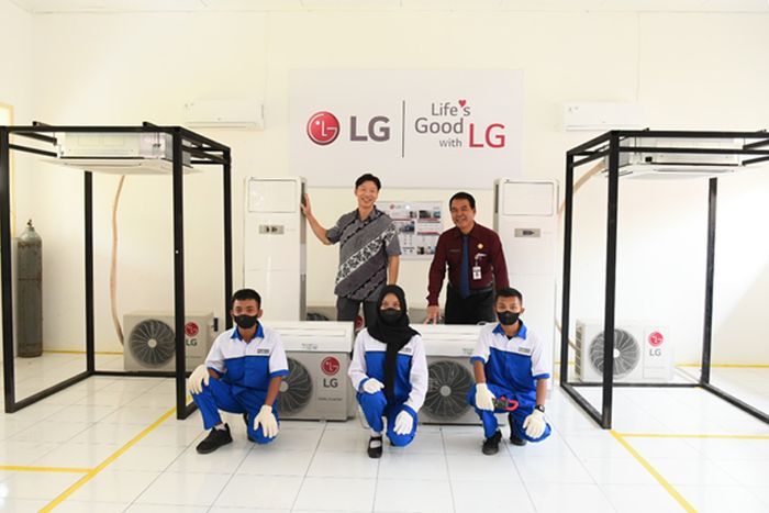 Pemberian perangkat pendingin dan tata udara dari LG kepada SMK Negeri 1 Warungasem, Batang, Jawa Tengah.