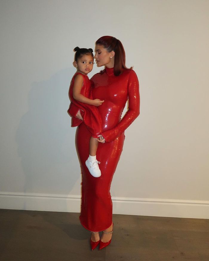 Gaya Kylie Jenner dan Stormie Webster yang serba merah.
