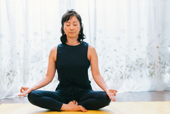 Pose Duduk Bersila (Sukhasana)