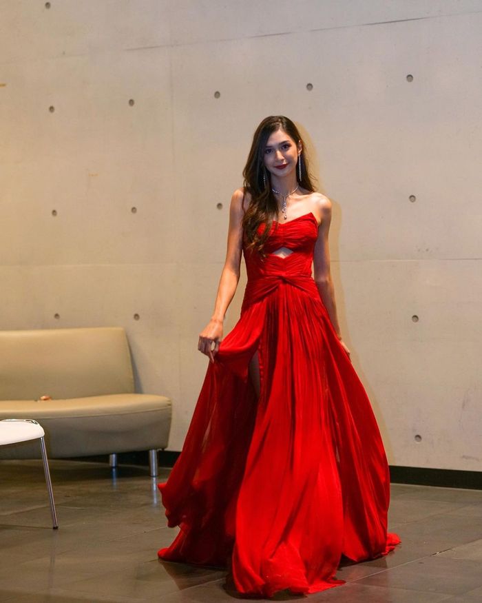 Mikha Tambayong hadiri BIFF dengan dress merah.