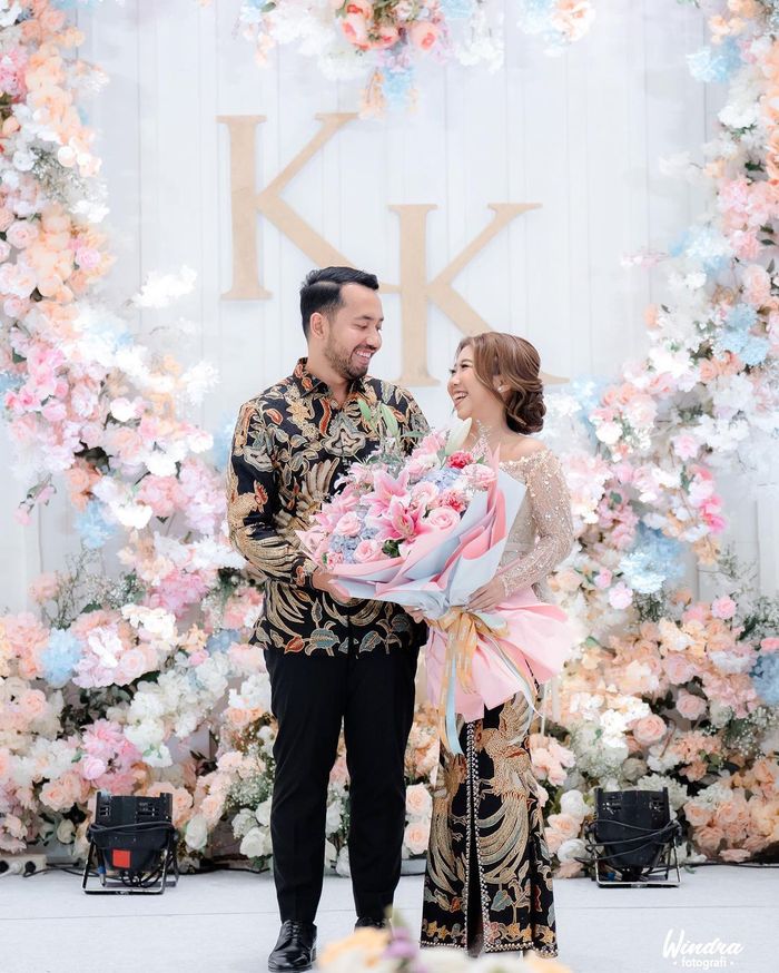 Head to toe penampilan Kiky Saputri dan M. Khairi dalam momen lamaran.