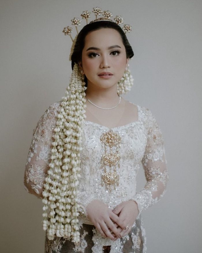 Penampilan Rachel Amanda dalam balutan kebaya putih di hari pernikahannya dengan Narawastu Indrapradna.