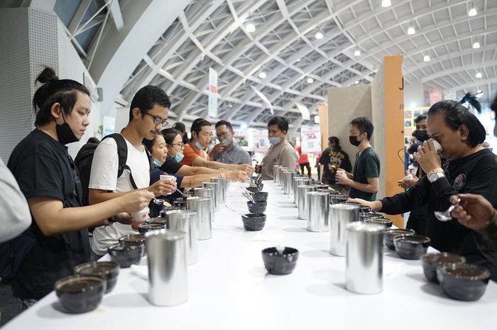 Pengunjung Livin' Jacoweek 2022 dalam program Cupping Jacoweek Cup of the Year.