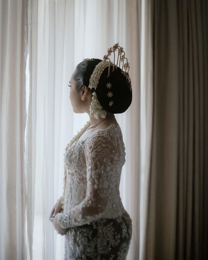 Detail kebaya putih yang dikenakan Rachel Amanda saat pernikahannya.