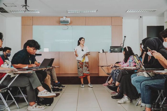 Penampilan Dian Sastro saat menjadi dosen tamu di Vokasi UI.