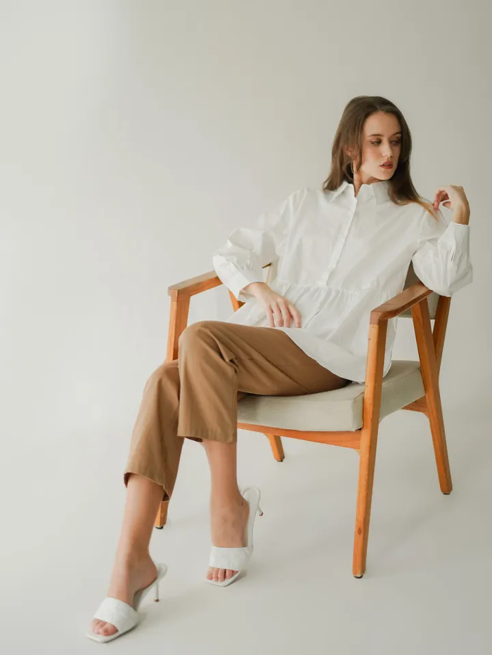 Rekomendasi outfit ke kantor: This is April Linden Peplum White Shirt.