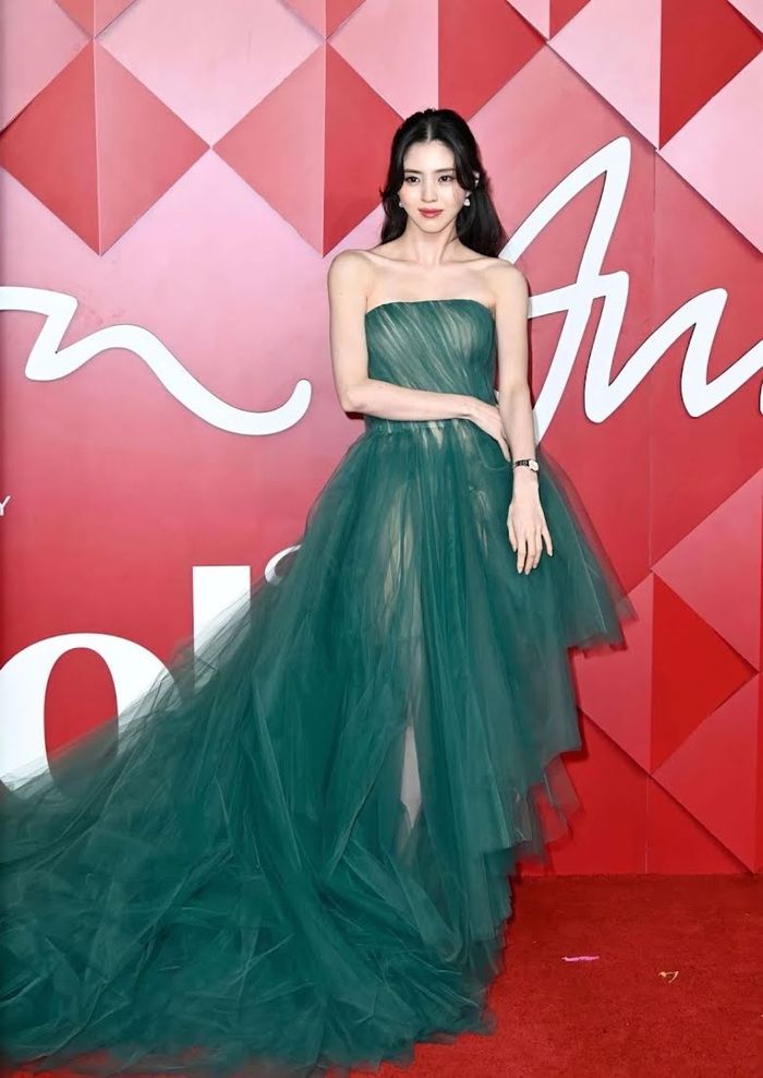 Penampilan head to toe Han So Hee di acara Charlotte Tilbury.