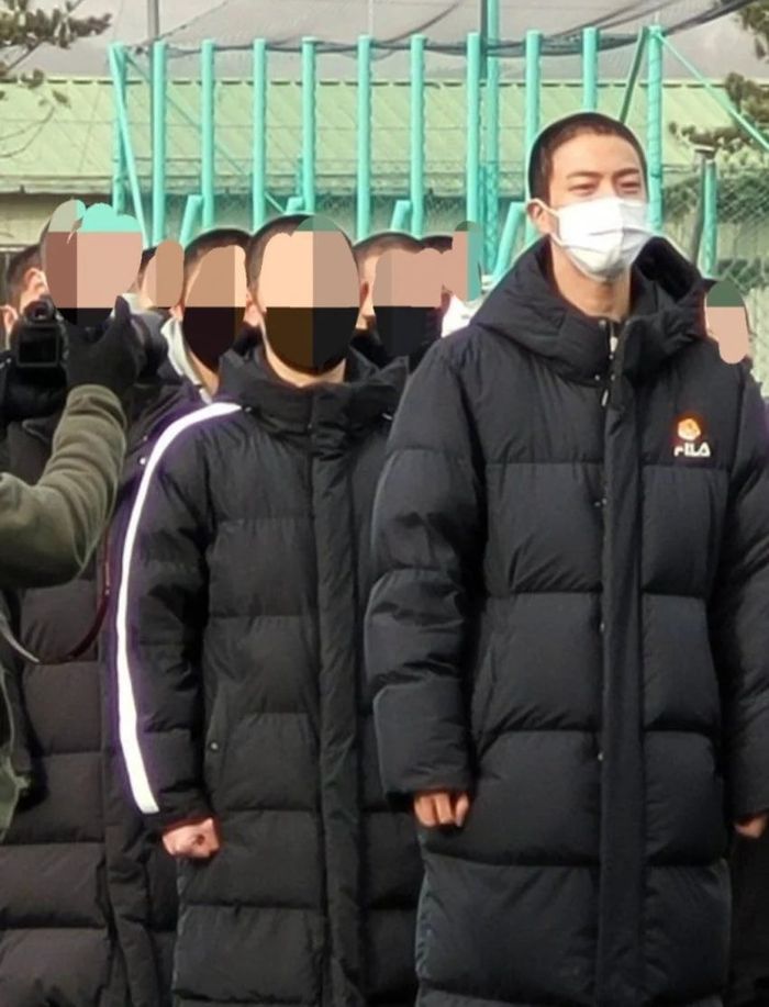 Foto Jin BTS di pelatihan wajib militer.