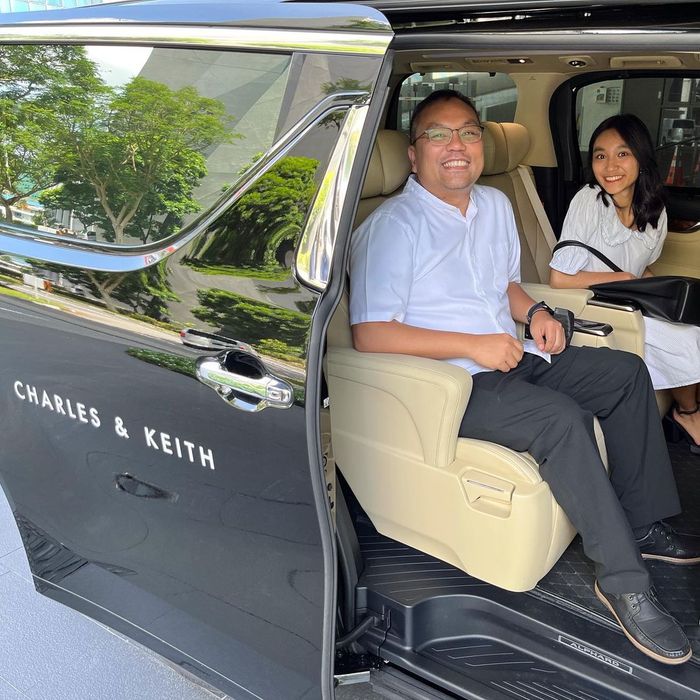 Zoe Gabriel dan ayahnya diundang ke kantor Charles & Keith