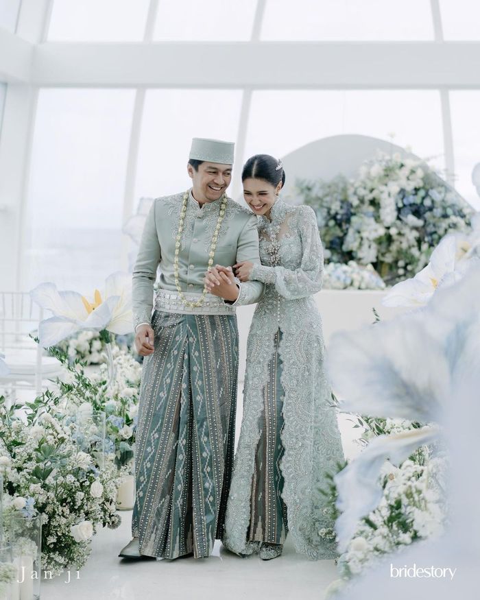 Gaya Mikha Tambayong dan Deva Mahenra di prosesi akad nikah.