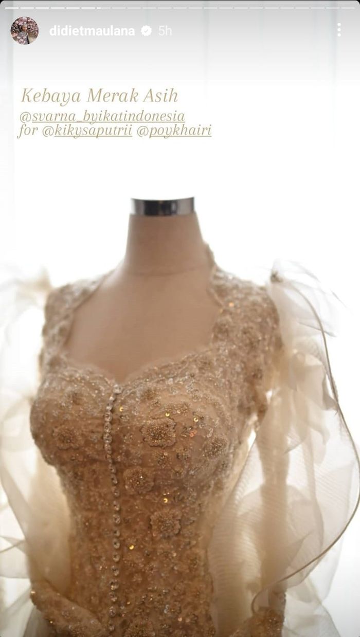 Baju akad nikah Kiky Saputri rancangan Didiet Maulana.