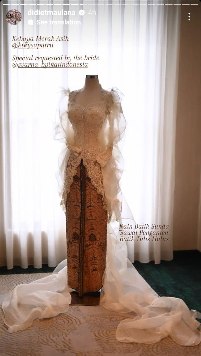 Baju akad nikah Kiky Saputri rancangan Didiet Maulana.