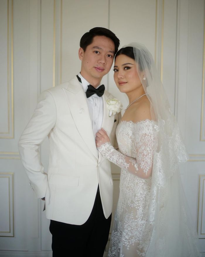 Gaya fashion Valen dan Kevin saat pemberkatan pernikahan