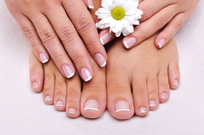 Cobalah Tips Mudah Membuat French Manicure yang Viral di TikTok Ini